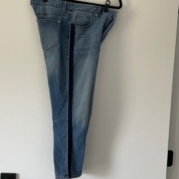 Chicos So Slimming Girlfriend Slim Leg Crop - Picture 3 of 5